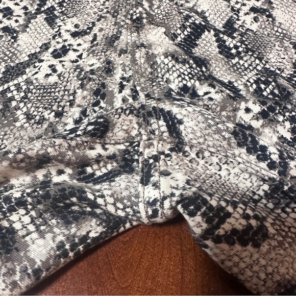 Kut from the Kloth Gidget High Rise Snake Print Cut Off Shorts Women’s Size 0 - Picture 9 of 16
